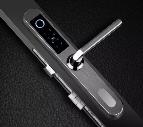 Thực hư thiết bị kh&oacute;a cửa nh&ocirc;m v&acirc;n tay c&oacute; an to&agrave;n kh&ocirc;ng?