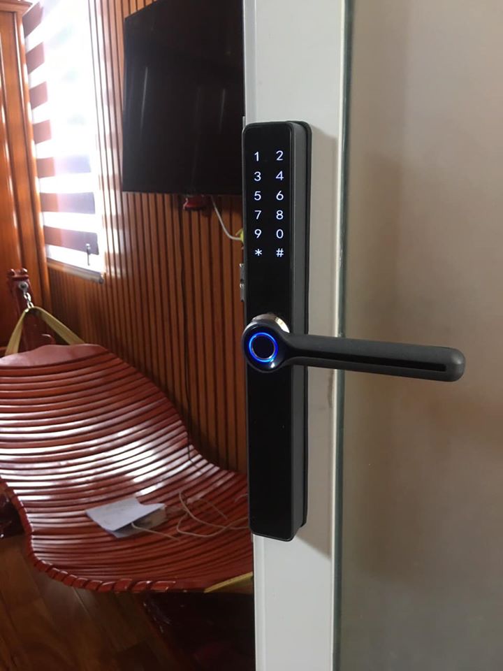 Thực hư thiết bị kh&oacute;a cửa nh&ocirc;m v&acirc;n tay c&oacute; an to&agrave;n kh&ocirc;ng?-1
