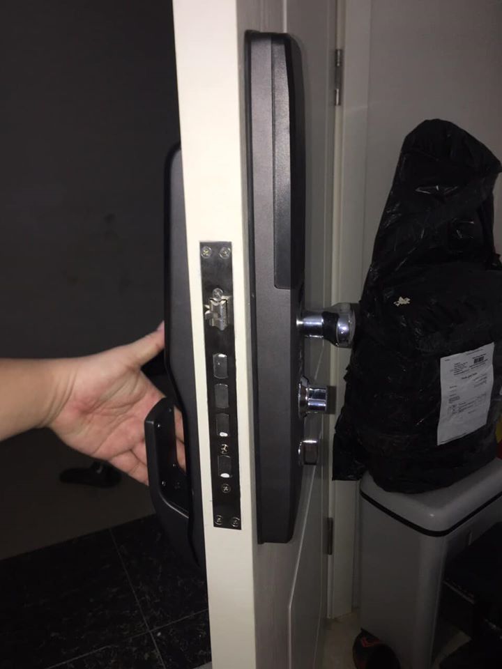 Thay pin kh&oacute;a cửa nh&ocirc;m v&acirc;n tay si&ecirc;u dễ, si&ecirc;u nhanh